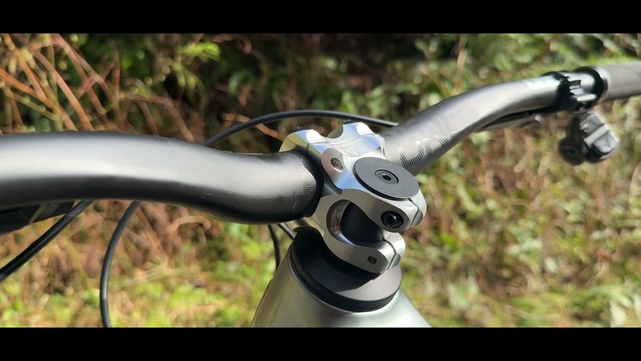 35 mm RaceFace stem and OneUp carbon bar