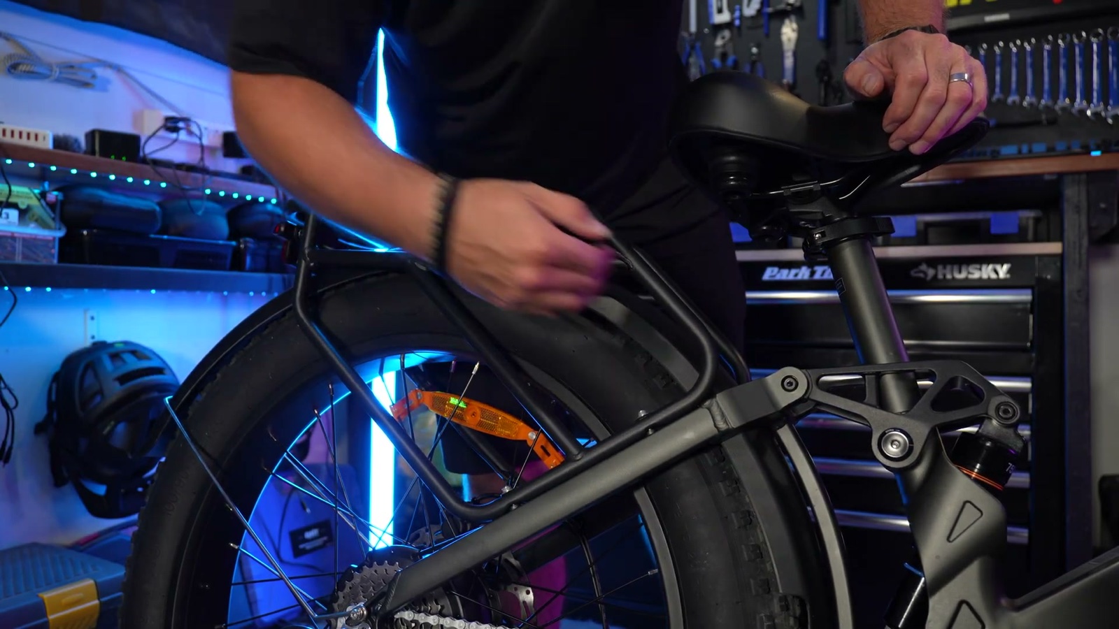 Rear rack and wraparound fender