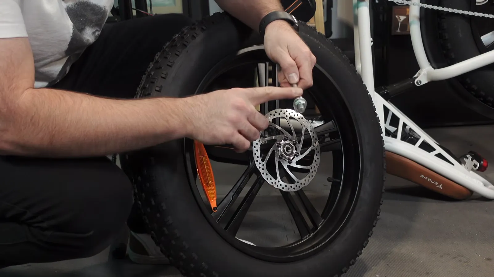 Engwe M20 Brakes, Tires & Cockpit