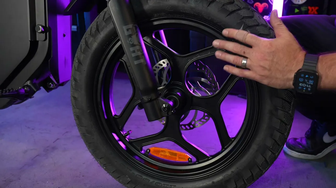 King Goat V3 62.5Ah: Innova tire and mag wheel