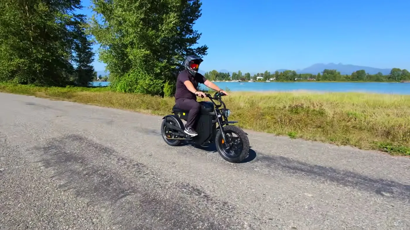 King Goat V3 62.5Ah: Ben riding along the shoreline road