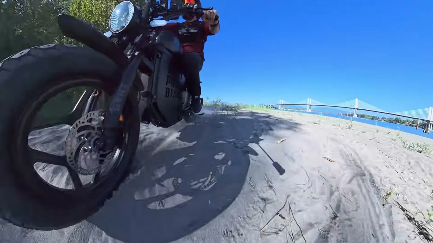 King Goat V3 62.5Ah: front tire digging into beach sand