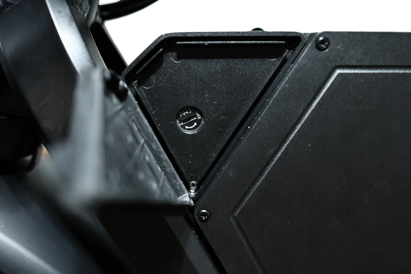 Motor Goat MD: Battery box latch detail