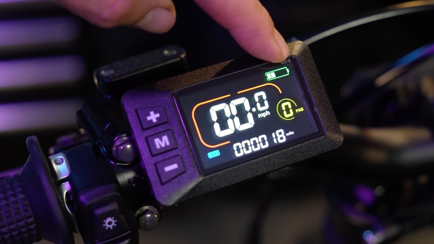 Colour display showing speed, mode and battery