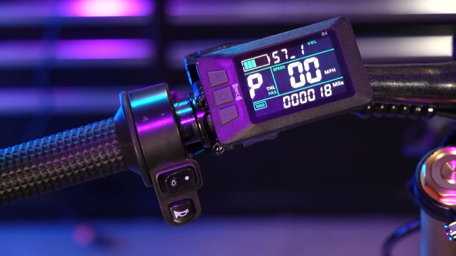 Display showing pack voltage