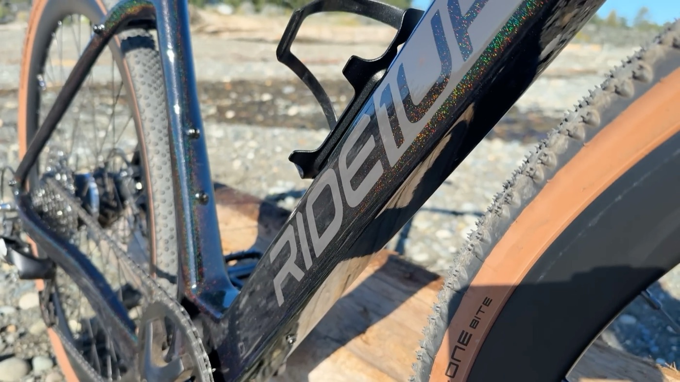 Hidden battery down tube