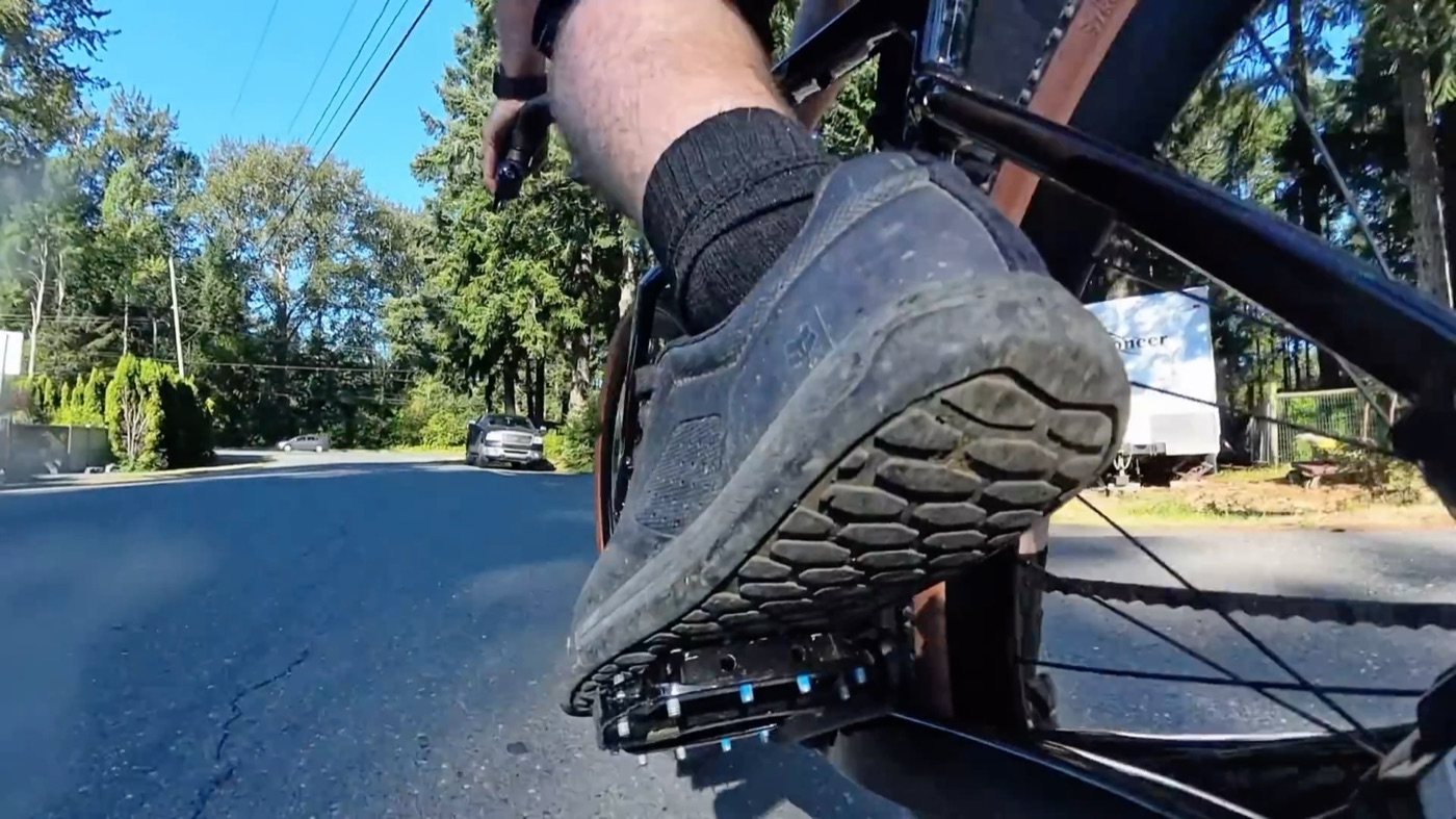 Flat pedal on the CF Racer1