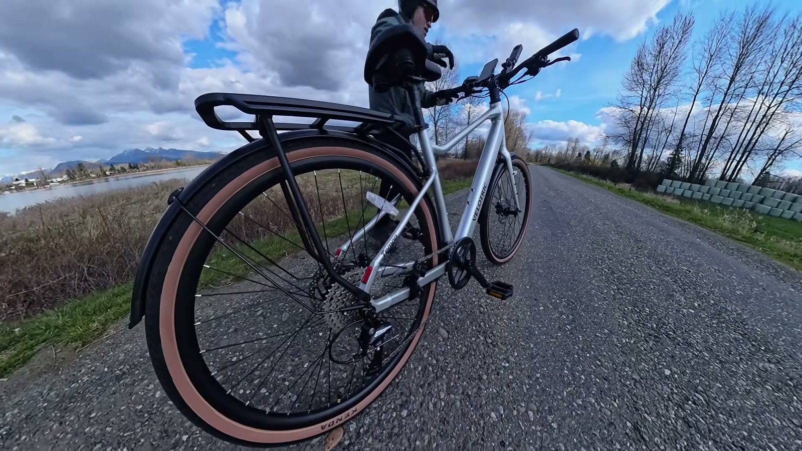 Outdoor close-up of the Tempo rear rack and fenders by the river trail