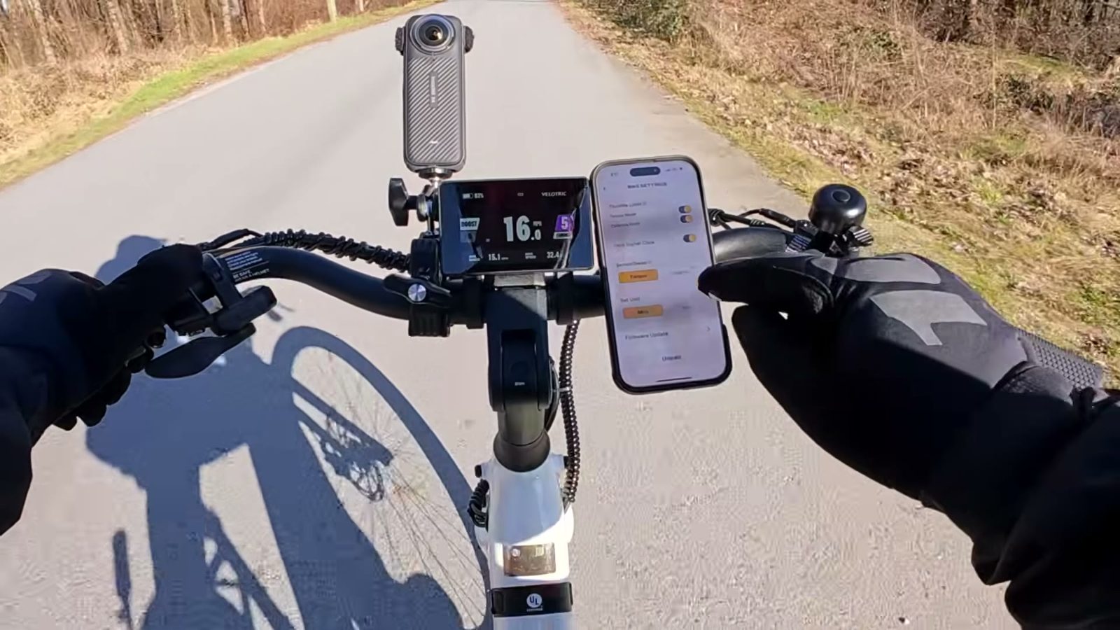 Cockpit view showing the display switched into cadence mode next to the Velotric app
