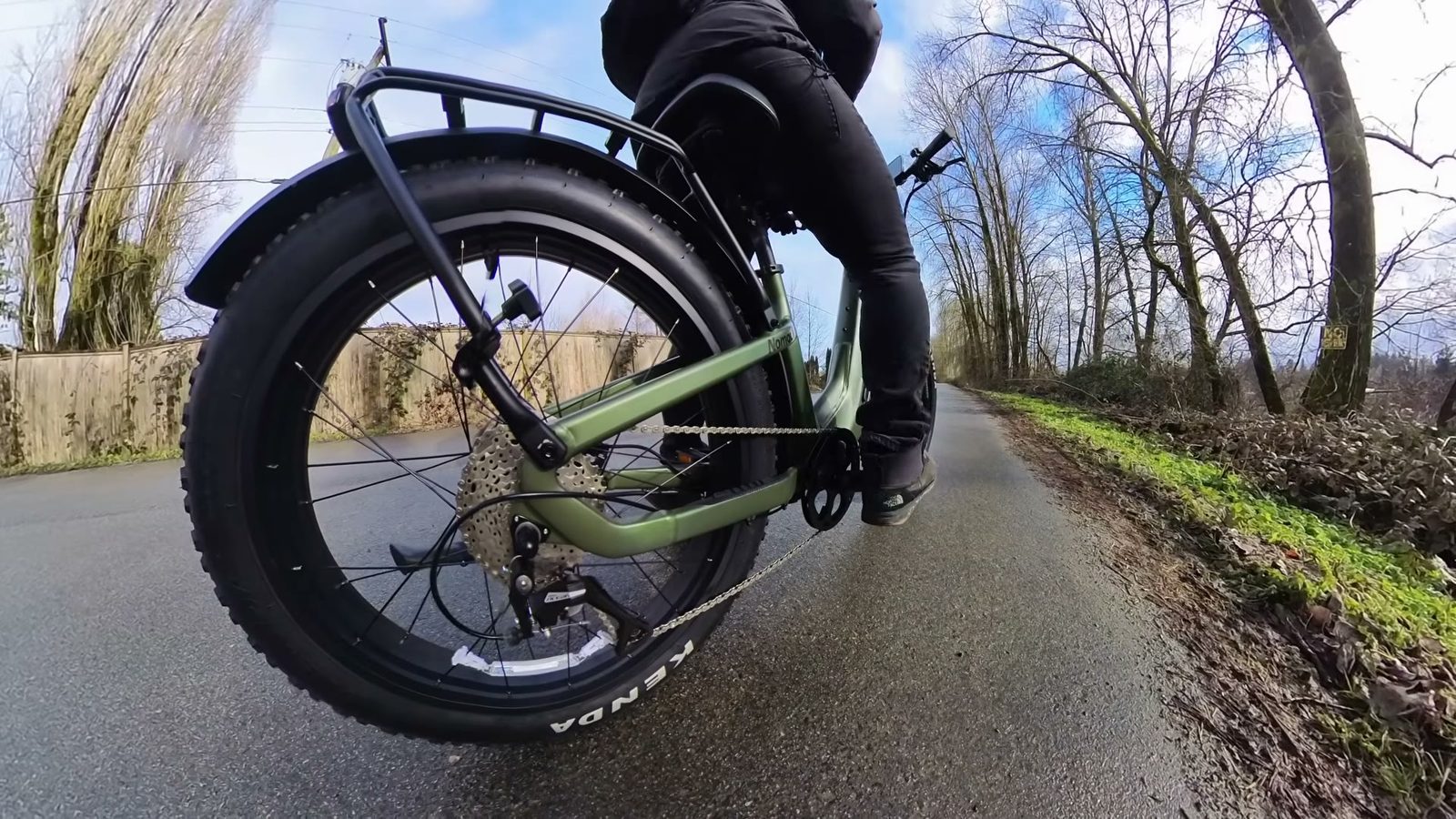 Rear rack, fender and cassette of the Nomad 2 on the move