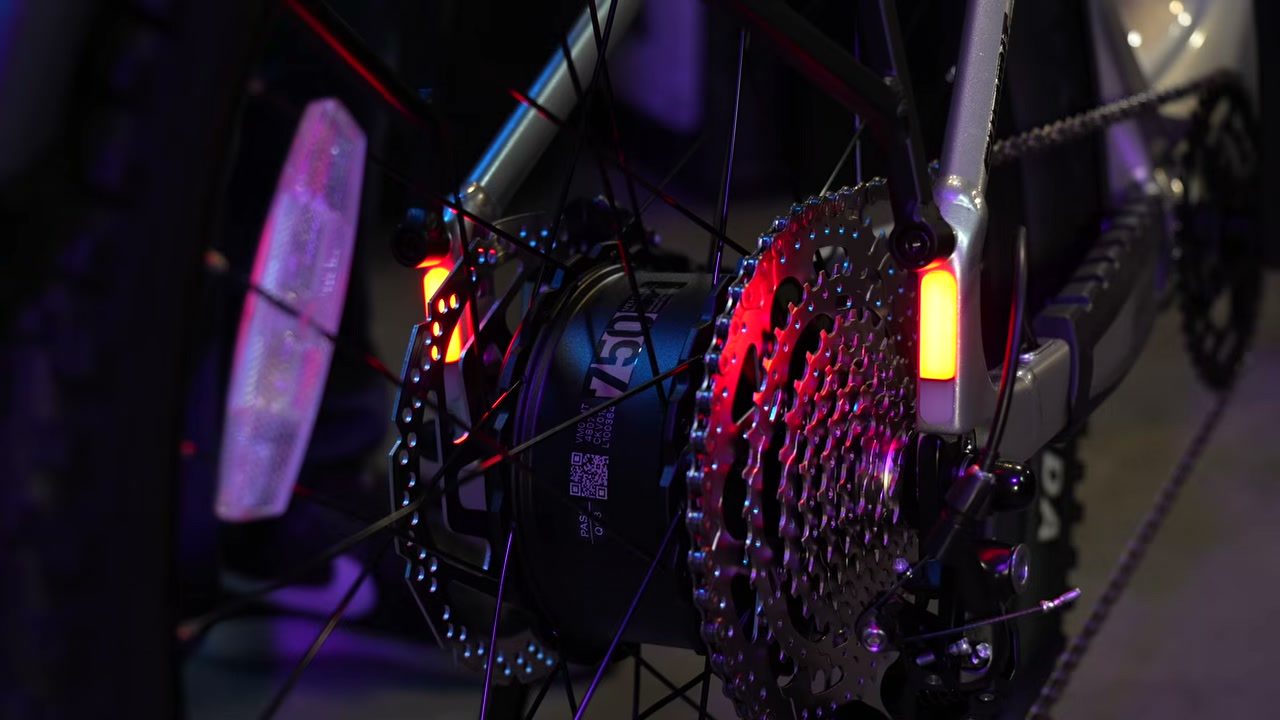 Rear frame lights of the Summit 2 flashing amber