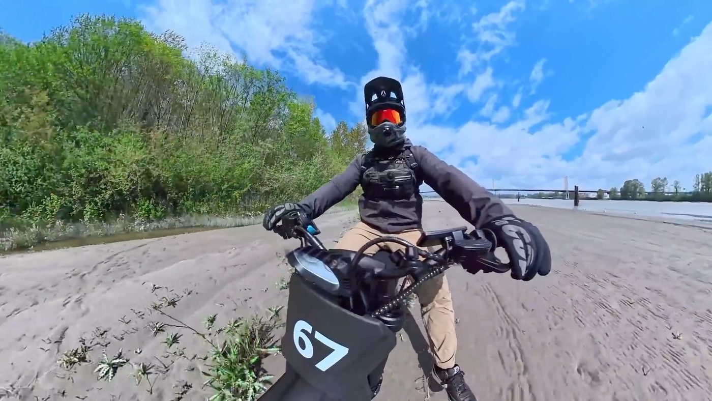 Riding the Yozma IN 10 Pro across loose sand