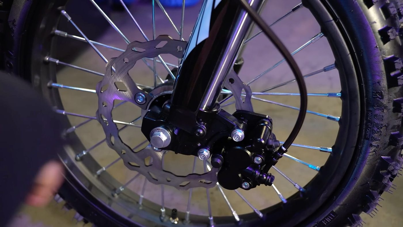 Front four-piston floating caliper