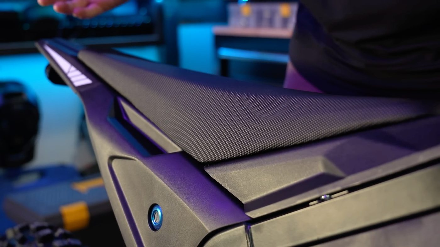 Long bench seat of the Yozma IN 10 Pro