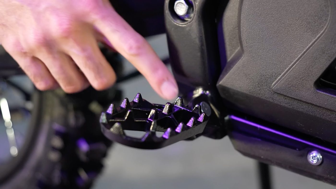 Spring-loaded foot peg