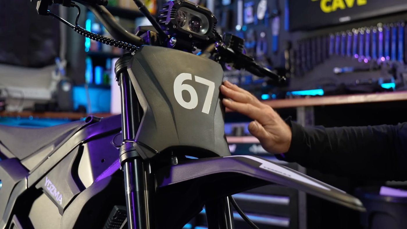 Front number plate and fender