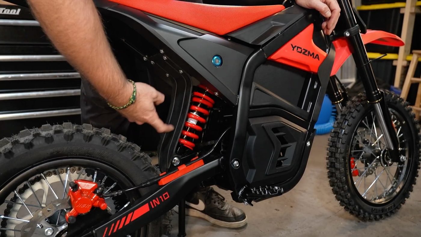 Single-pivot swingarm, shock and mud flap