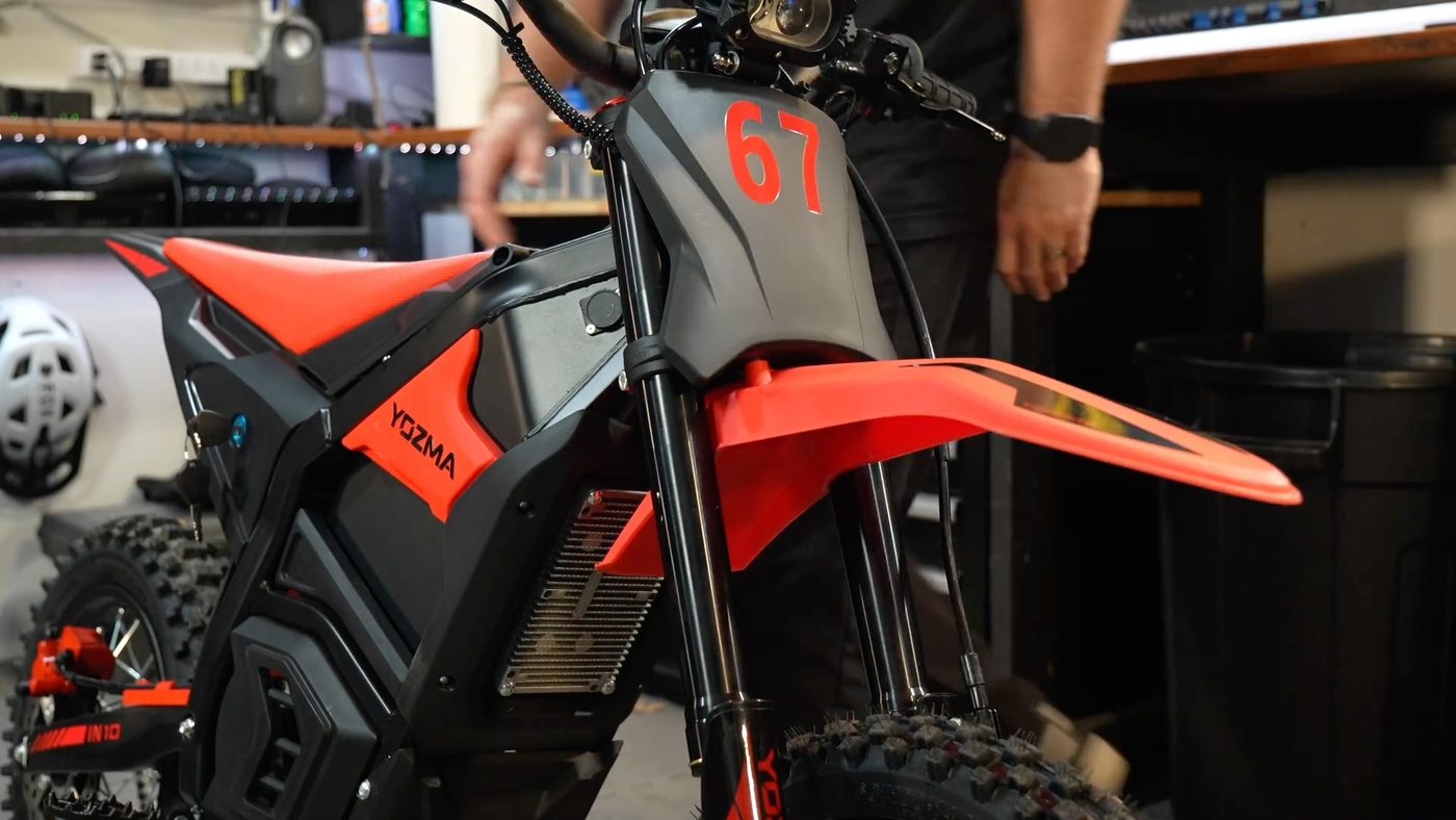 Front number plate and fender