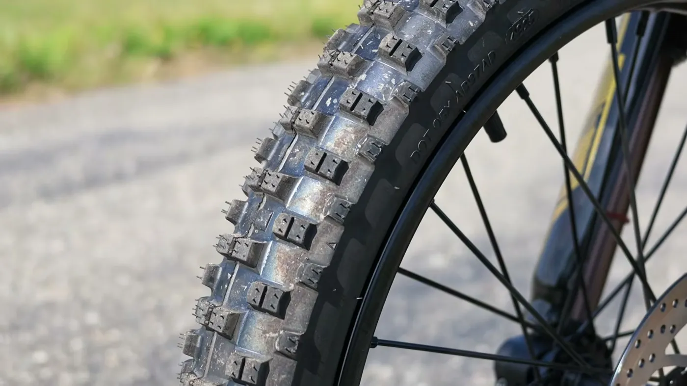 Zonveer ZX3: tire tread