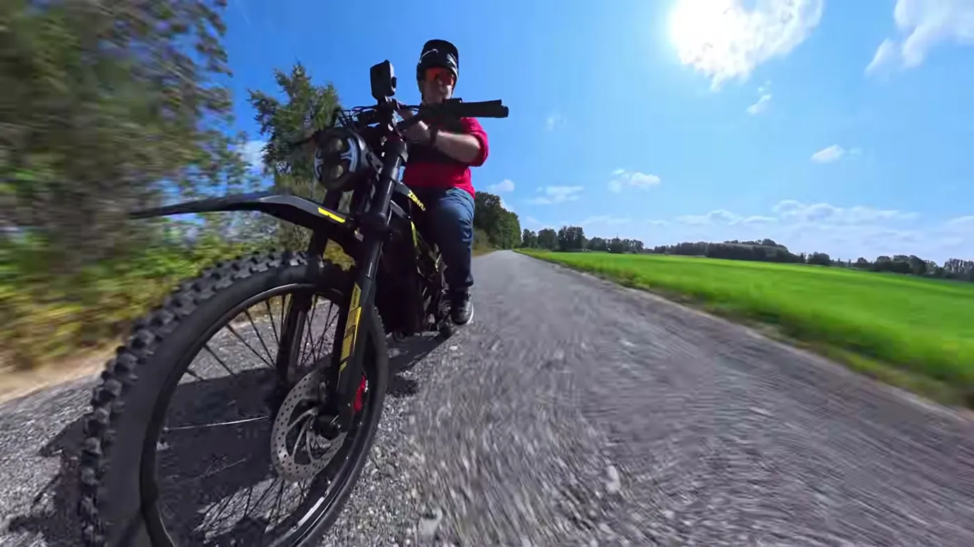Zonveer ZX3: riding fast on a gravel road