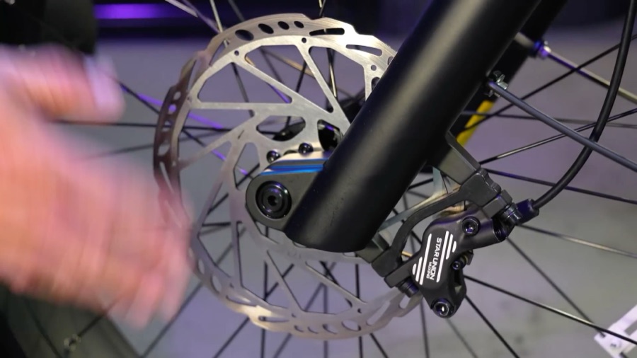 Four-piston hydraulic caliper and 203mm rotor