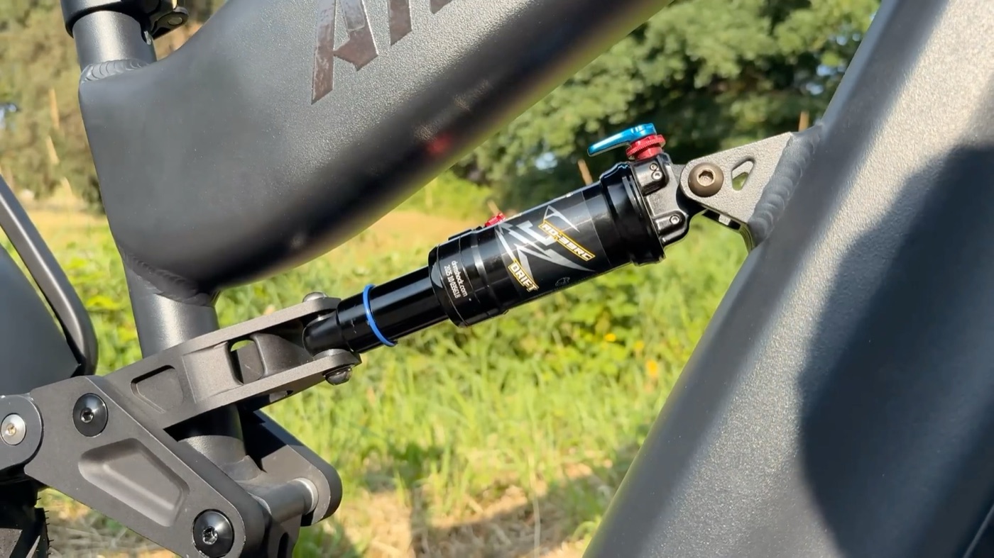 Mudd 72V DNM linkage-driven air shock